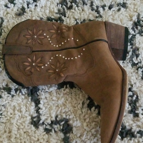 Boots - Picture 2 of 4